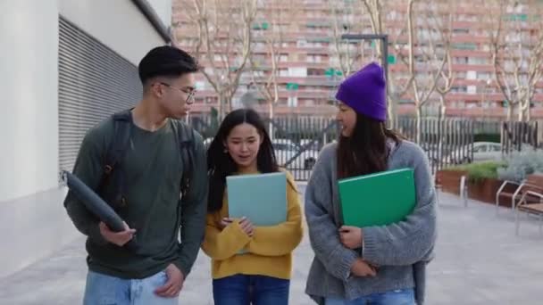 积极的年轻的亚洲高中生朋友在上课前沿着校园公园交流 中国人民和教育观念 — 图库视频影像