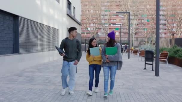 快乐的亚洲学生在大学校园里散步 中国人民与教育观念 — 图库视频影像