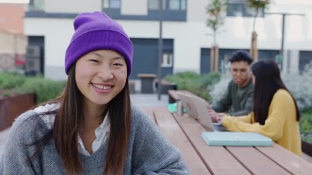 Πορτρέτο Του Trendy Νεαρή Φοιτήτρια Χαμογελώντας Στην Κάμερα Εξωτερικούς Χώρους — Αρχείο Βίντεο