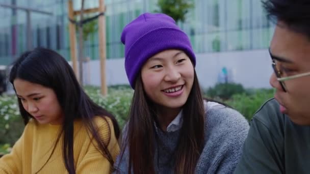Τρεις Νεαροί Πολυεθνικοί Φίλοι Μαθητές Λυκείου Απολαμβάνουν Συζήτηση Ενώ Μελετούν — Αρχείο Βίντεο