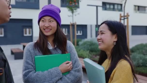 快乐的亚洲学生朋友在校园里笑着聊天 中国人民 教育和友谊的理念 — 图库视频影像