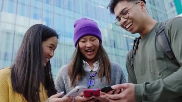 Ευτυχισμένοι Ασιάτες Φίλοι Φοιτητές Διασκεδάζουν Βλέποντας Αστεία Βίντεο Στο Έξυπνο — Αρχείο Βίντεο