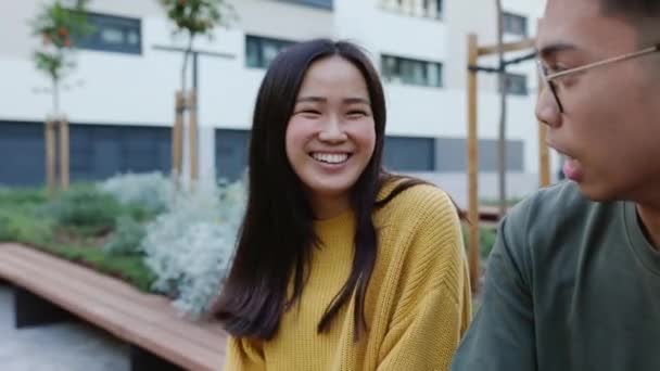 Asiatiska Unga Vuxna Människor Har Roligt Medan Sociala Sammankomster Stadsparken — Stockvideo