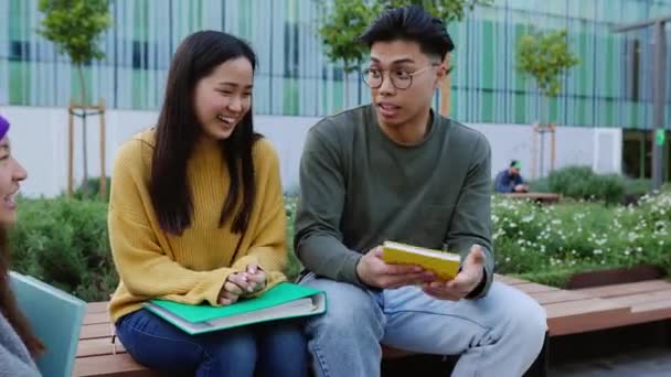 Estudiantes Universitarios Multirraciales Hablando Campus Amigos Adolescentes Asiáticos Descansando Parque — Vídeos de Stock