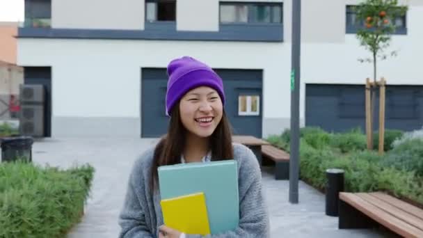 Junge Chinesische Studentin Trifft Sich Mit Ihren Asiatischen Klassenkameradinnen Campus — Stockvideo