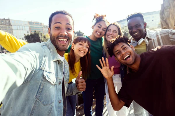 一群快乐的多种族青年朋友在城市里共度时光 不同的男生和女生在暑假里自画像很开心 — 图库照片