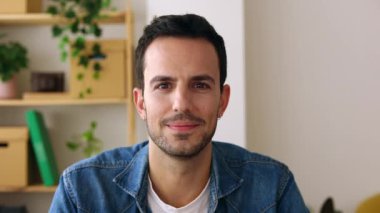 POV kamera görüntüsü ya da evdeki masada oturan mutlu ve yakışıklı bir adamın ön portresi. Ofisten gülümseyen genç bir adamın gülümsemesi..