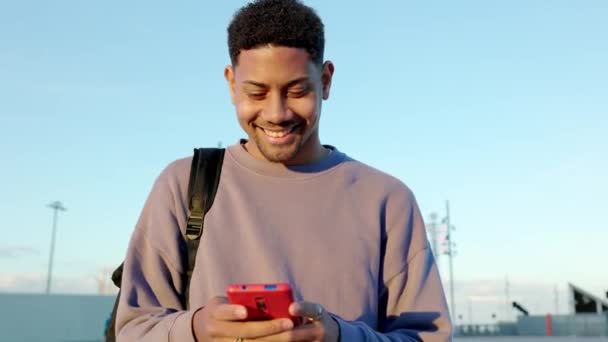 Młody Dorosły Szczęśliwy Arabski Student Człowiek Plecakiem Pomocą Telefonu Komórkowego — Wideo stockowe