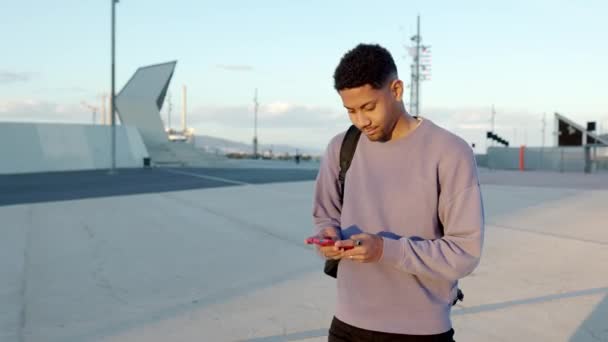 Açık Havada Cep Telefonu Kullanan Mutlu Genç Bir Arap Milenyum — Stok video