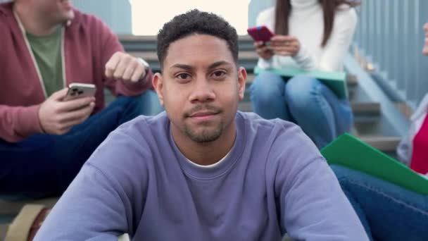 Üniversite Kampüsünde Kameraya Gülümseyen Latin Asıllı Mutlu Genç Öğrenci Arka — Stok video