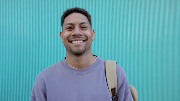 Ευτυχισμένος Νεαρός Άραβας Φοιτητής Χαμογελώντας Στην Κάμερα Στέκεται Πάνω Από — Αρχείο Βίντεο