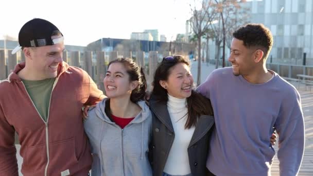 Felices Diversos Jóvenes Amigos Caminando Juntos Abrazándose Aire Libre Grupo — Vídeos de Stock