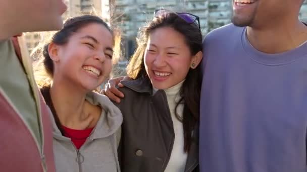 一群年轻的朋友在户外互相拥抱的时候笑了 多民族千禧年青少年在城市街道上玩得开心 友谊概念 — 图库视频影像