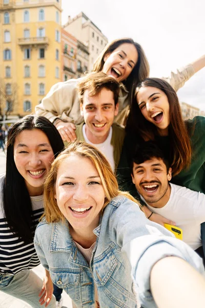 Κάθετη Φωτογραφία Της Νεαρής Ομάδας Ευτυχισμένων Ανθρώπων Που Παίρνουν Selfie — Φωτογραφία Αρχείου