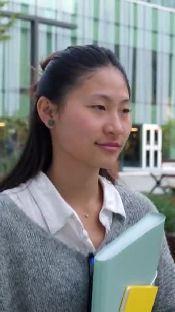 Pionowe Nagranie Młodej Azjatyckiej Studentki Chodzącej Zajęciach Kampusie Uniwersyteckim Świeżym — Wideo stockowe