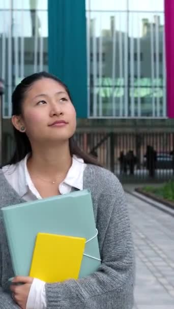 Pionowe Wideo Młodych Milenijnych Azjatyckich Studentek Opuszczających Kampus Lekcjach Uniwersyteckich — Wideo stockowe