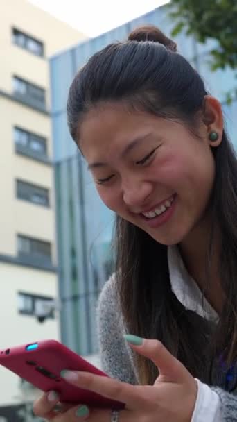 Images Verticales Jeune Femme Asiatique Heureuse Riant Tout Regardant Contenu — Video