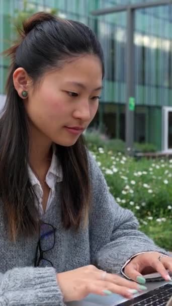 Vertikales Video Einer Jungen Erwachsenen Asiatischen Studentin Die Laptop Campus — Stockvideo