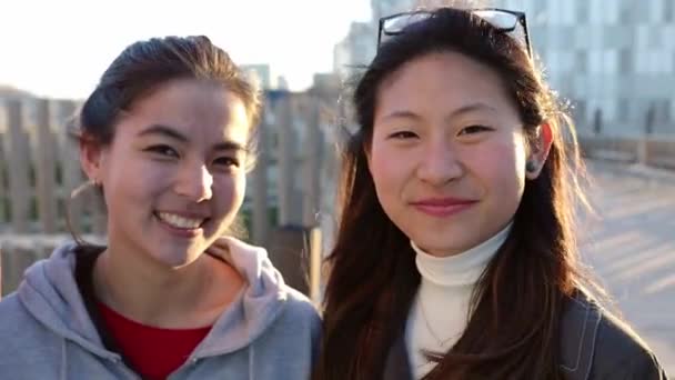 Ομάδα Από Χαμογελαστούς Νεαρούς Πολυεθνικούς Φίλους Φοιτητές Που Στέκονται Μαζί — Αρχείο Βίντεο