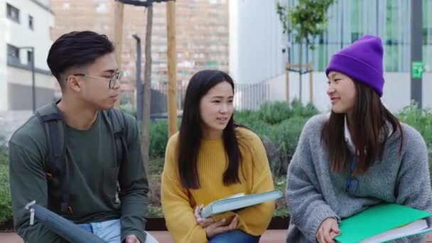 Счастливые Взрослые Друзья Азиатских Студентов Смеются Разговаривают Сидя Вместе Улице — стоковое видео