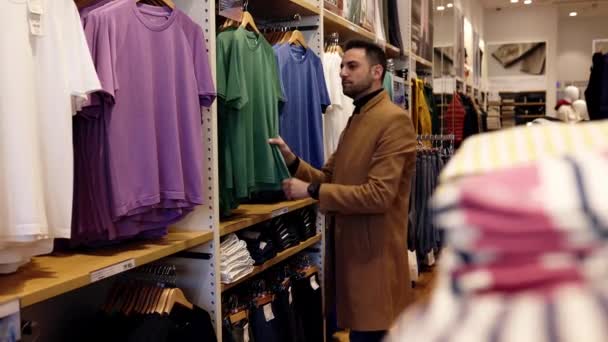 Snygg Ung Stilig Man Shopping För Nya Kläder Mode Showroom — Stockvideo