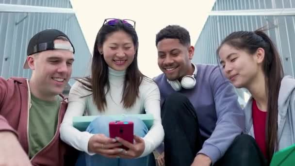 Νέοι Διαφορετικοί Φίλοι Που Διασκεδάζουν Κοιτάζοντας Μαζί Την Οθόνη Smartphone — Αρχείο Βίντεο
