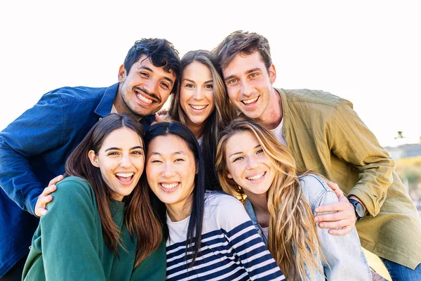 Fröhliche Gruppe Junger Freunde Die Draußen Die Kamera Lächeln Multirassische — Stockfoto