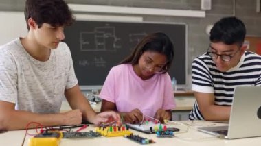 Sınıfta elektronik devreler yapmayı birlikte öğrenen bir grup farklı lise öğrencisi. Teknoloji sınıfında çalışan milenyum etnik sınıf arkadaşları.