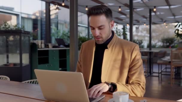 Elegante Jovem Empresário Usando Computador Portátil Celebrando Sucesso Sentado Terraço — Vídeo de Stock