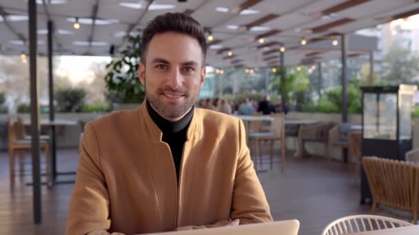 Retrato Empresario Millennial Exitoso Hombre Negocios Sonriendo Cámara Mientras Trabajaba — Vídeos de Stock