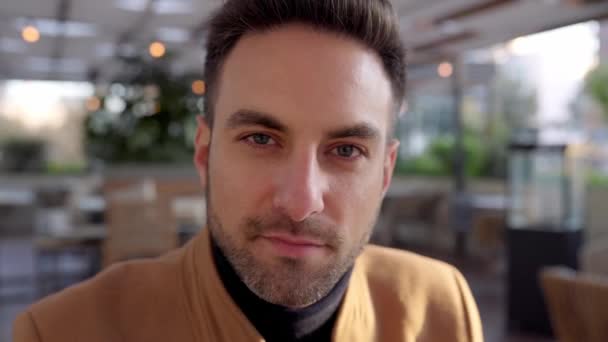 Retrato Empresário Milenar Bem Sucedido Que Sorri Para Câmera Enquanto — Vídeo de Stock