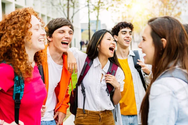 Egyesült Csoport Boldog Multiracionális Fiatal Főiskolai Barátok Nevetnek Együtt Kívül — Stock Fotó