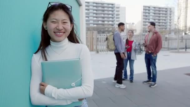 Kopfbild Einer Jungen Freundlichen Asiatischen Studentin Die Die Kamera Lächelt — Stockvideo