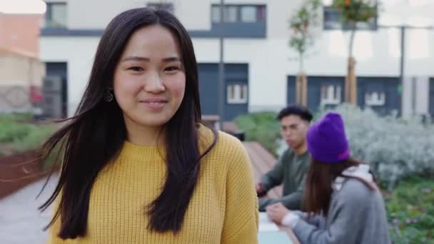 Retrato Jovem Estudante Mulher Asiática Sorrindo Para Câmera Sentado Campus — Vídeo de Stock