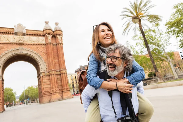Coppia Anziani Innamorati Divertirsi Nella Città Barcellona Vacanza Estiva Stile — Foto Stock