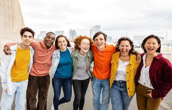 Fröhliches Gruppenporträt Von Studentischen Teenagerfreunden Die Sich Vor Der Kamera — Stockfoto