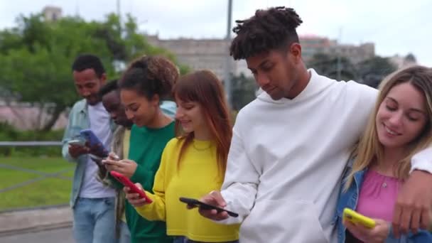 Молода Група Різноманітних Друзів Використовує Смартфон Разом Виходячи Вулицю Концепція — стокове відео