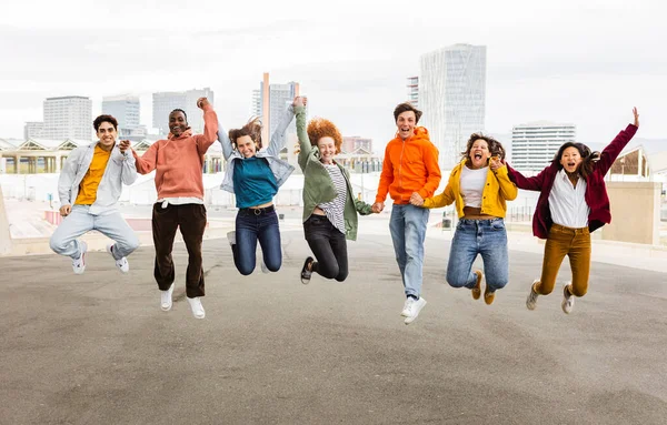 Διαφορετική Χαρούμενη Ομάδα Νεαρών Φίλων Που Γιορτάζουν Διασκεδάζοντας Εξωτερικούς Χώρους — Φωτογραφία Αρχείου