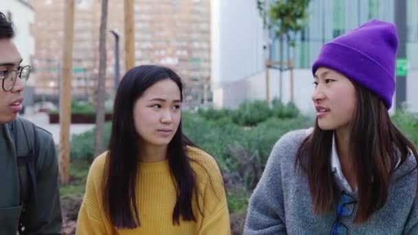 Junge Gruppe Asiatischer Gen Studenten Plaudert Zusammen Auf Dem Campus — Stockvideo