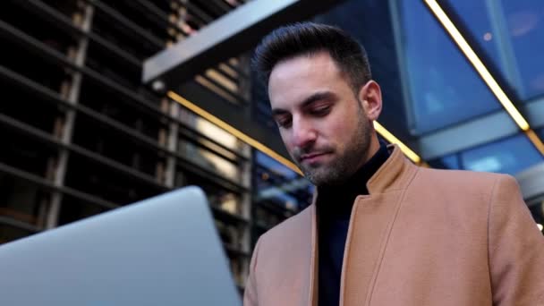 Vista Perto Jovem Freelancer Feliz Trabalhando Laptop Sentado Livre Conceito — Vídeo de Stock