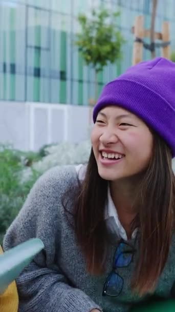 Κάθετη Λήψη Νέων Μοντέρνων Ασιατών Φίλων Που Διασκεδάζουν Μιλώντας Και — Αρχείο Βίντεο
