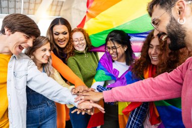 Homoseksüel çeşitlilikteki gençler dışarıda el ele tutuşuyorlar. LGBTQ topluluk konsepti çok ırklı arkadaşlarla eşcinsel onur festivalini kutluyor.