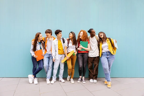 Gelukkige Multiraciale Studenten Die Geïsoleerde Blauwe Achtergrond Staan Diverse Tiener — Stockfoto