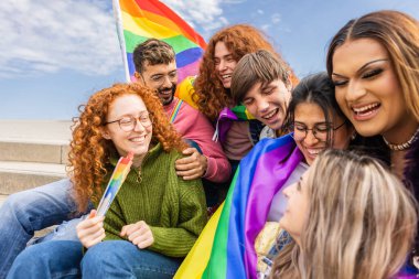LGBT onur festivali gününü birlikte kutlayan mutlu bir gey grubu. LGBTQ topluluk kavramı
