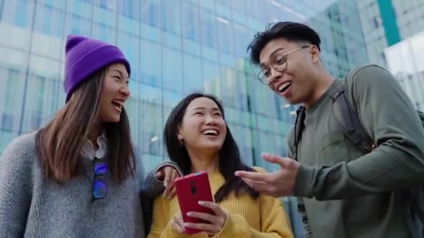 Mladý Dospělý Asijské Přátelé Baví Při Pohledu Obrazovce Mobilního Telefonu — Stock video