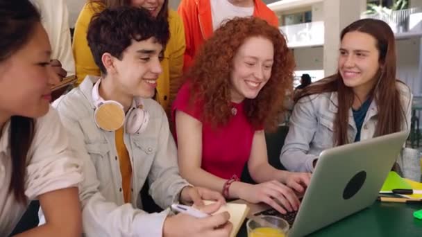 Jonge Groep Studenten Die Samen Studeren Campus Middelbare School Millennial — Stockvideo