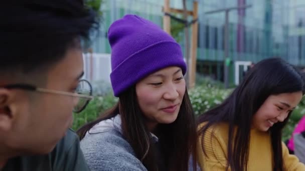 Šťastná Skupina Středoškolských Asijských Studentů Studujících Mimo Vzdělávací Budovu Millennial — Stock video