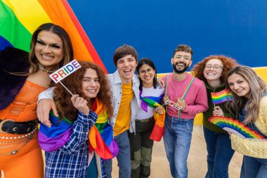 Çeşitli genç arkadaşlar eşcinsel geçit törenini kutluyorlar. Lezbiyen, gey ve transseksüel insanlarla LGBTIQ topluluk konsepti birlikte kutlarken eğleniyor.