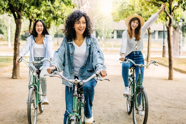 Jovem Grupo Mulheres Multirraciais Divertindo Andando Bicicleta Juntos Parque Três — Fotografia de Stock