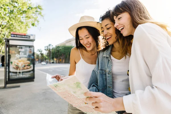 Três Belas Mulheres Adultas Jovens Olhando Para Mapa Cidade Enquanto — Fotografia de Stock